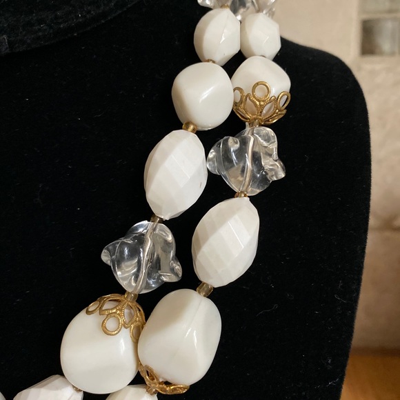 VINTAGE LUCITE ACRYLIC NECKLACE WITH EARRINGS - Picture 8 of 15